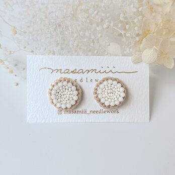 天然石(珊瑚)とスパンコールのお花 ビーズ刺繍ピアス/イヤリングの画像