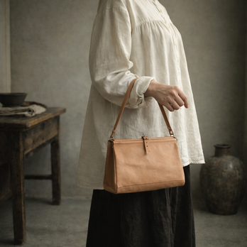 静かな佇まいを、日常に。 ベージュ レザー ドクターバッグ｜クラシックを連れて歩く一点もの