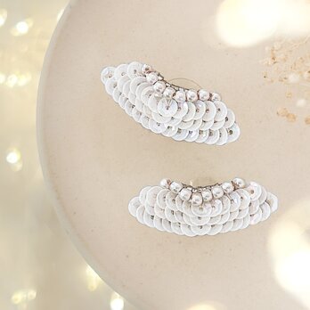 スパンコールとパールの扇型 ピアス/イヤリング【ホワイト】ビーズ刺繍 耳たぶに沿う 軽い 上品