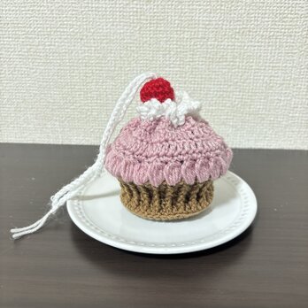 いちごカップケーキ 巾着袋 ハンドメイド かぎ編み 編み物 プチギフト ごちそうスイーツの画像