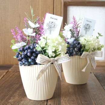 ごろっとベリーが可愛いラベンダーの造花アレンジメントの画像