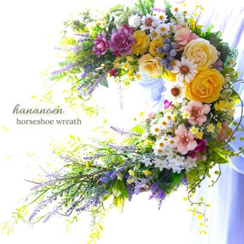 幸せが降りそそぐ馬蹄型　爽やかなレモンイエローのラナンキュラス＆ラベンダーお花たっぷりリース♡ 玄関をおしゃれに！の画像