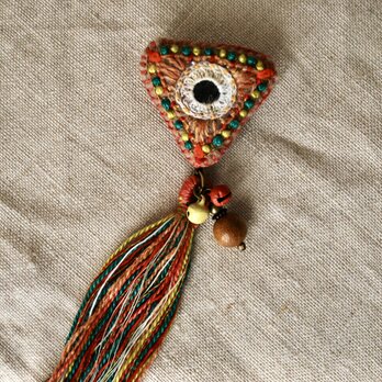 2wayで使える三角カラフル刺繍ブローチ　タッセル取り外し可 ミラー刺繍の画像