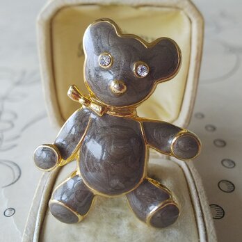 ヴィンテージ　ベージュグレーのBear with Ribbon／Gold縁取りのブローチの画像