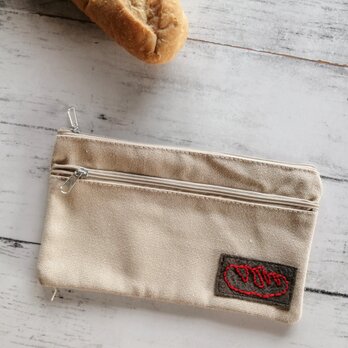 パンの刺繍ワッペン　帆布風ポーチ　小物入れ　ペンケース　ベージュ　マチなし　Sサイズ　名入れ　ダブルファスナーの画像