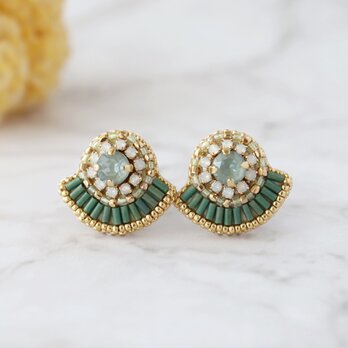 クリスタルと竹ビーズの扇形ビジュー刺繍ピアス(ペールグリーン)／上品・ナチュラル