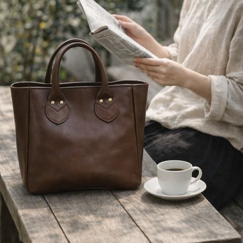 本革 スモールキャリーオールバッグ／ダークブラウン｜既製品とは少し違う、深みを育てるレザーバッグ