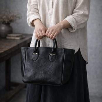 本革 スモールキャリーオールバッグ／ブラック｜既製品とは少し違う、深みを育てる黒のレザーバッグ