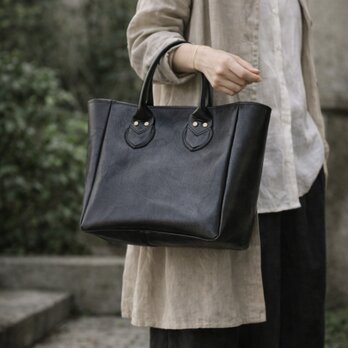 本革 スモールキャリーオールバッグ／スモーキーブラック— 静かな艶と、ほどよいハリを備えたレザーバッグ