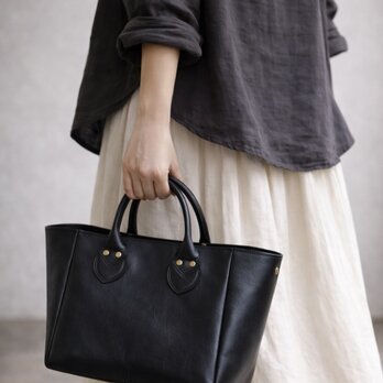 本革 スモールキャリーオールバッグ／スモーキーブラック— 静かな艶と、ほどよいハリを備えたレザーバッグ