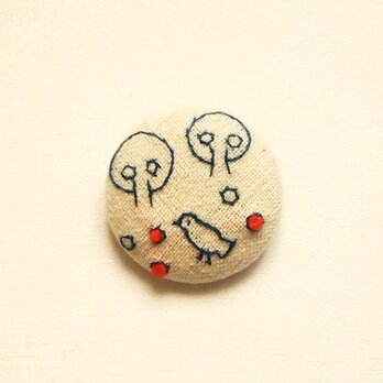 鳥の刺繍ブローチ　くるみボタン｜手刺繍｜赤の画像