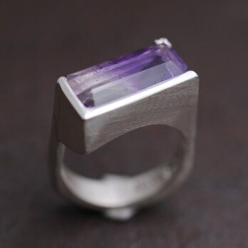 Tilted setting Bi-Color Amethyst Ringの画像