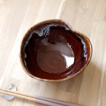 飴色の木の葉鉢 白色のアクセントの画像