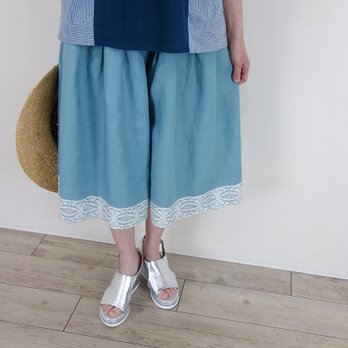 裾に咲くレース・アイスブルーリネンタックパンツ（セットアップ可）の画像