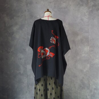 b0012 着物リメイク 絵羽織をブラウスに   花文様 白・紺　/ 古布 着物 kimonoの画像