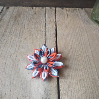 つまみ細工のお花のブローチの画像