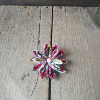 つまみ細工のお花のブローチの画像