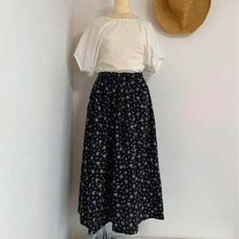 現品限り・ギャザーロングスカート●かわいくふんわり●綿麻シーチング・小花柄/ブラック●丈81.5ｃｍの画像