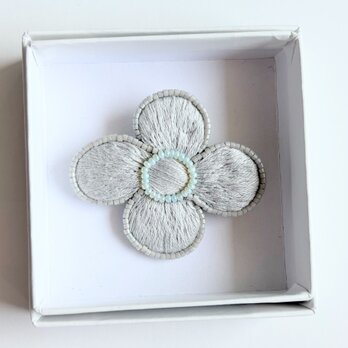 北欧風ビーズで飾ったお花の刺繍ブローチ【hokuo】#369の画像