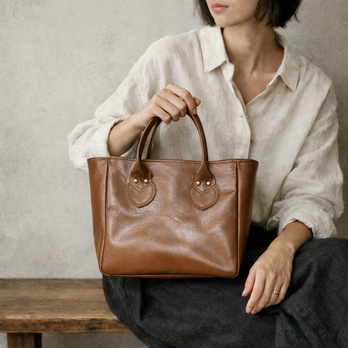 本革 スモールキャリーオールバッグ／ソフトキャメル｜やわらかな艶を育てるレザーバッグ