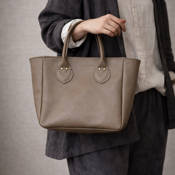 本革 スモールキャリーオールバッグ レザートート トープベージュ 牛革 Dカン付き 2WAY対応 軽量 レディース メンズ