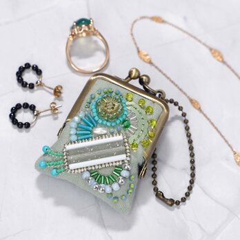 ネックレスにも、バッグチャームにも、小さな小さなビーズ刺繍のがま口　18　グリーン　プレゼント　アクセサリーケース