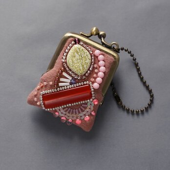 ネックレスにも、バッグチャームにも、小さな小さなビーズ刺繍のがま口　19　ピンク　プレゼント　アクセサリーケースの画像