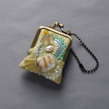 ネックレスにも、バッグチャームにも、小さな小さなビーズ刺繍のがま口　28　イエロー　プレゼント　アクセサリーケースの画像