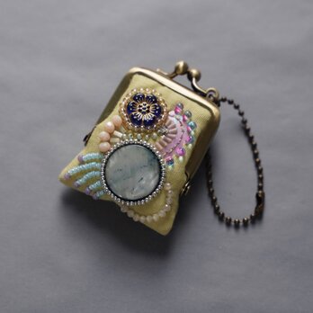 ネックレスにも、バッグチャームにも、小さな小さなビーズ刺繍のがま口　29　イエロー　プレゼント　アクセサリーケースの画像