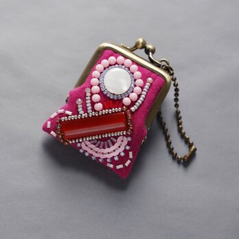 ネックレスにも、バッグチャームにも、小さな小さなビーズ刺繍のがま口　35　ピンク　プレゼント　アクセサリーケースの画像