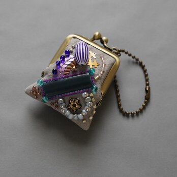 ネックレスにも、バッグチャームにも、小さな小さなビーズ刺繍のがま口　41　グレー　プレゼント　アクセサリーケースの画像