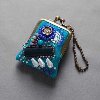ネックレスにも、バッグチャームにも、小さな小さなビーズ刺繍のがま口　48　ブルー　プレゼント　アクセサリーケースの画像