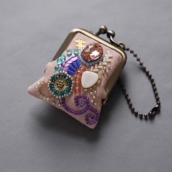 ネックレスにも、バッグチャームにも、小さな小さなビーズ刺繍のがま口 52 ピンク ガーゼ　ギフト　アクセサリーケースの画像