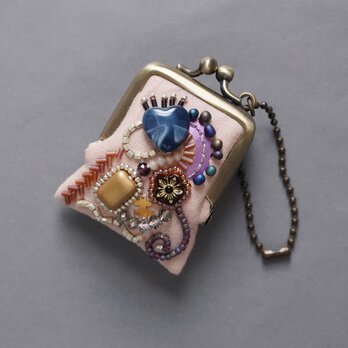 ネックレスにも、バッグチャームにも、小さな小さなビーズ刺繍のがま口 53 ピンク ガーゼ　ギフト　アクセサリーケースの画像