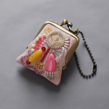 ネックレスにも、バッグチャームにも、小さな小さなビーズ刺繍のがま口 54 ピンク ガーゼ　ギフト　アクセサリーケースの画像