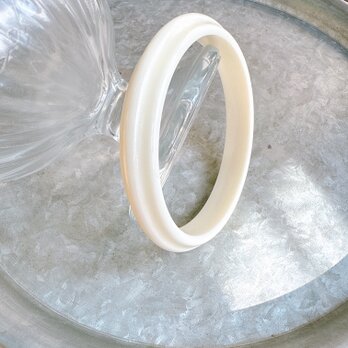 B142-ヴィンテージバングル U.S.A. 1970〜80s White Acrylic Uneven Bangleの画像