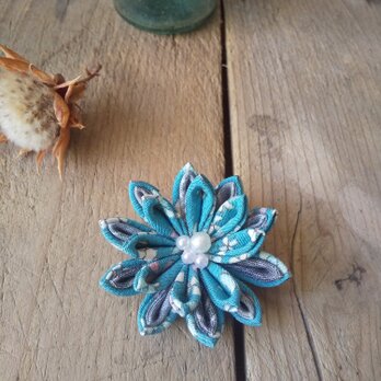 つまみ細工のお花のブローチの画像