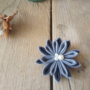 つまみ細工のお花のブローチの画像