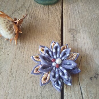 つまみ細工のお花のブローチの画像