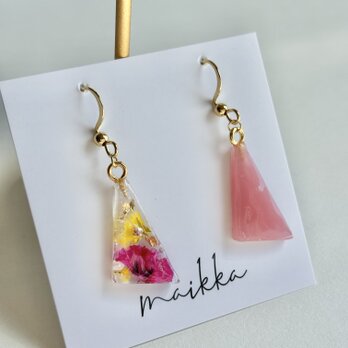 【金属アレルギー対応】ピアス/イヤリング　レジン　アシンメトリー　かすみ草　お花　三角の画像
