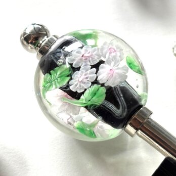 かんざし　黒と白菊のモノトーンのとんぼ玉　一本挿し　一本簪　涼しげ　夏　トンボ玉　蜻蛉玉　ブルー　水色の画像