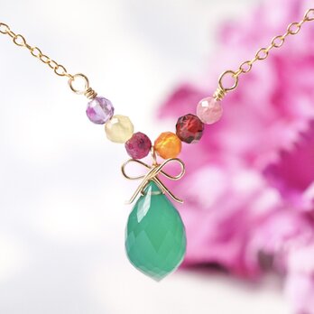 「カーネーションの花束」天然石リボンネックレスの画像