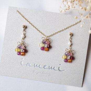 【３点セット】「カーネーションの花結」誕生石×淡水パール／天然石リボンアクセサリー（ピアス／イヤリング・ネックレス）の画像
