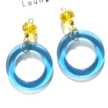 青いピアス 夏ピアス 大ぶりピアス イエロー ブルー アクリルビーズ 樹脂ピアスの画像
