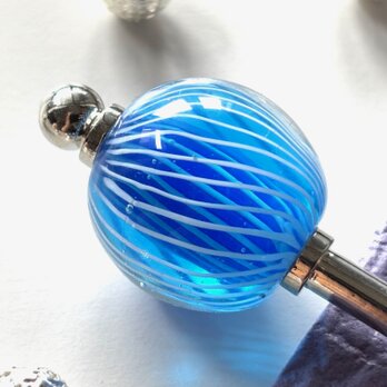 かんざし　流水の様な水色と白のストライプ模様のとんぼ玉　一本挿し　一本簪　涼しげ　夏　トンボ玉　青　ブルーの画像