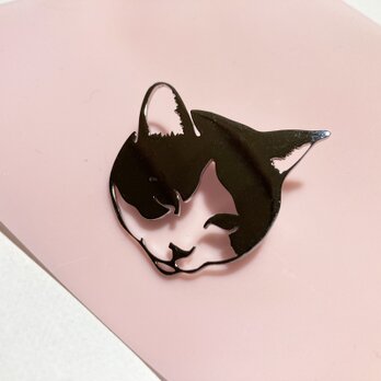 ハチワレにゃんこのピンバッジの画像