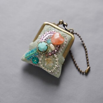 ネックレスにも、バッグチャームにも、小さな小さなビーズ刺繍のがま口 59 セージグリーン ガーゼ　アクセサリーケースの画像