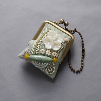 ネックレスにも、バッグチャームにも、小さな小さなビーズ刺繍のがま口 60 セージグリーン ガーゼ　アクセサリーケースの画像