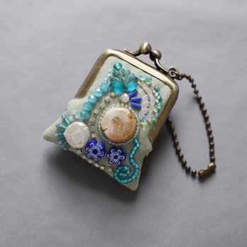 ネックレスにも、バッグチャームにも、小さな小さなビーズ刺繍のがま口 61 セージグリーン ガーゼ　アクセサリーケースの画像