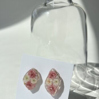 【金属アレルギー対応】ピアス/イヤリング　レジン　お花　かすみ草　大人可愛い　上品の画像